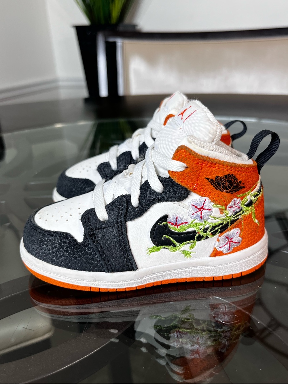 Nike Air Jordan 1 Mid SE
Basketball Blossom White
Starfish Sz 7C